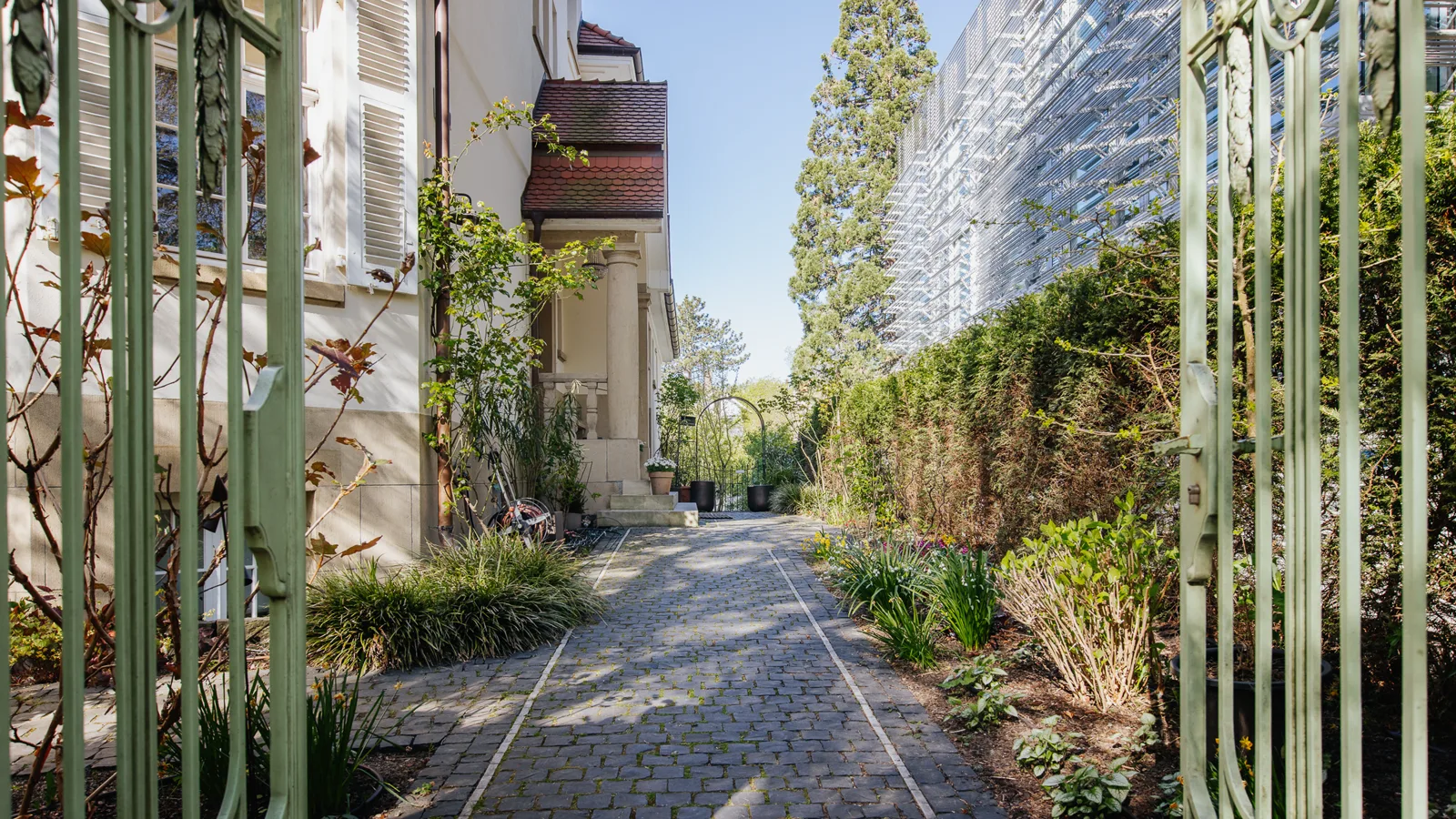 Eingang zur Villa Lerchenstraße 4 mit schmiedeeisernen Toren von Christian Traubel